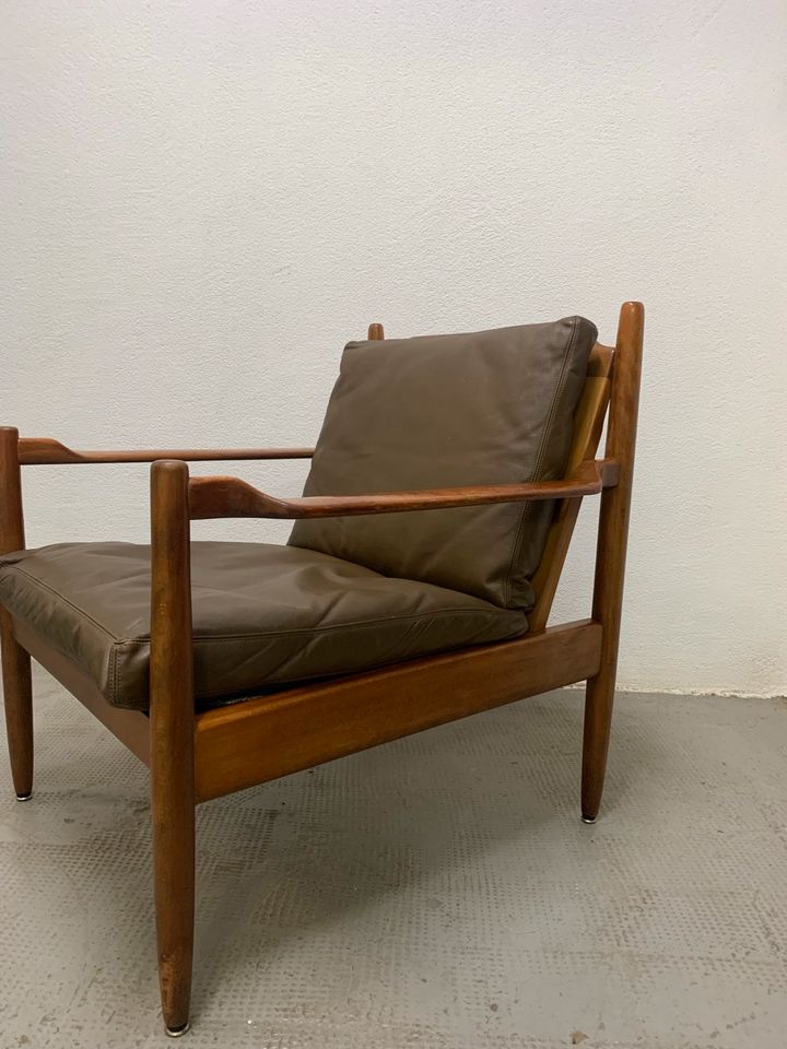 Skandinavischer Mid Century Teakholz Sessel mit Lederpolstern in Tübingen