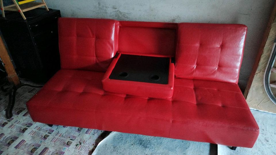 Rotes Sofa mit Bettfunktion in Burghaslach