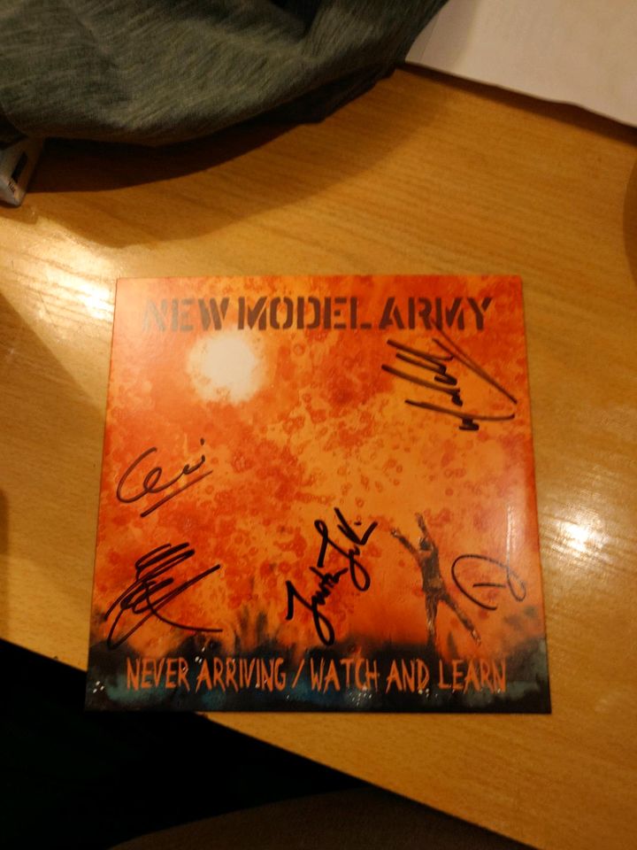 New model army never arriving watch and learn 7 inch signed in Bremen