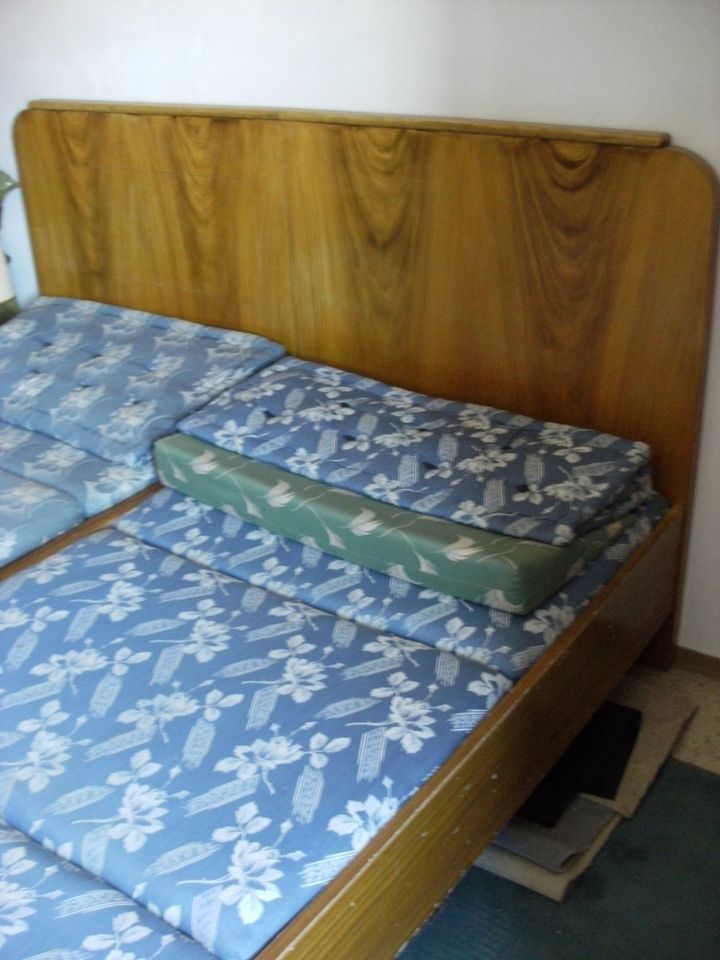 URALTES Ehebett Doppelbett Bett (teilbar) Rost Matratzenrost Oma in Mertingen