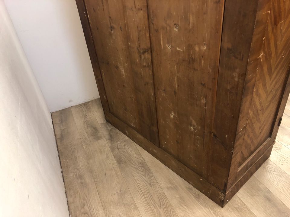 #A Kleiderschrank 2 türig Kleiderstange Holz Antik Schlafzimmer in Burgstädt