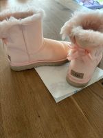 UGG Boots mit Schleife in Größe 39 - top Zustand! Bayern - Gaimersheim Vorschau