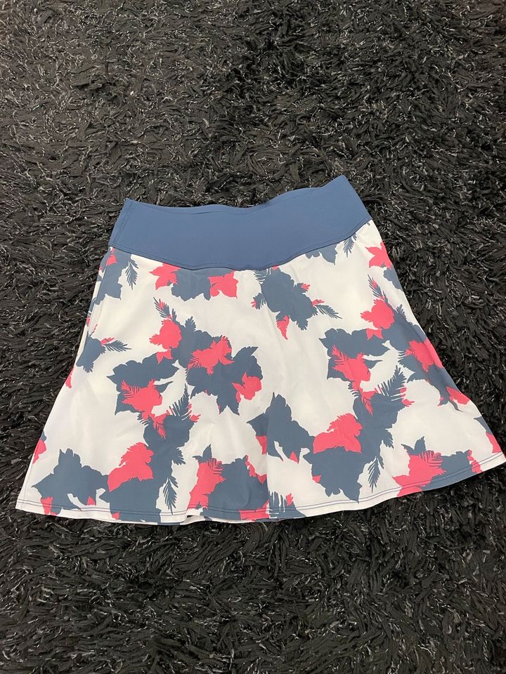 PUMA Golfrock Skort PWRShape Floral Größe XS NEU in München