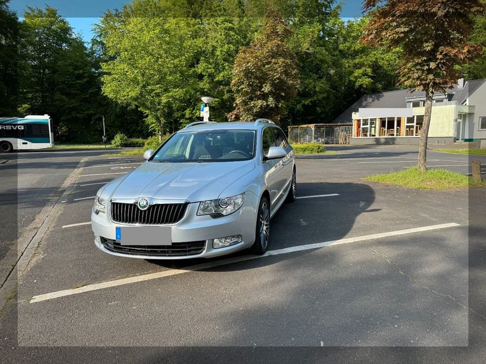 Skoda Superb Combi 2012 Top Zustand mit niedrigen KM in Troisdorf