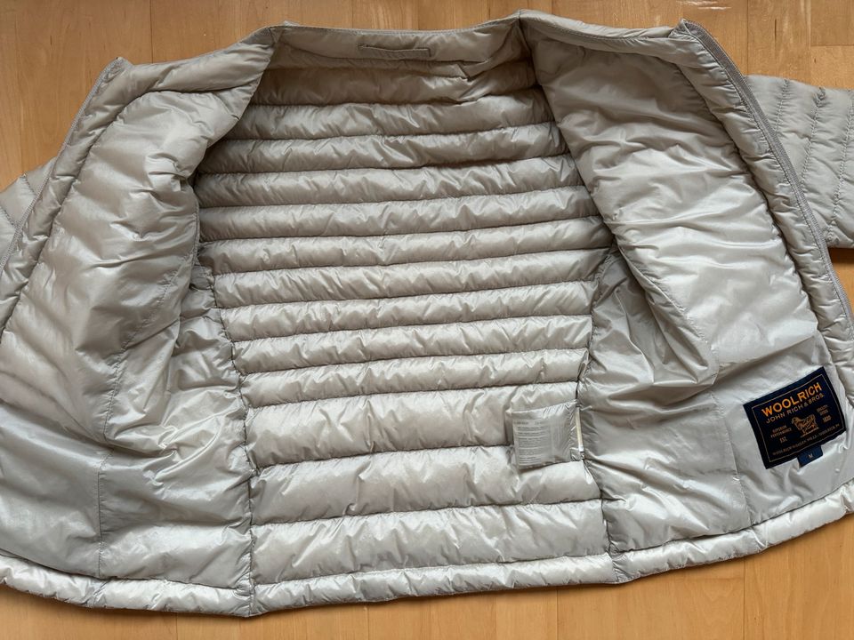 Woolrich gesteppte Daunenjacke Creme Champagner Gr. M in Hannover