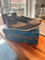 Herren Laufschuh/Spikes von BROOKS Größe 46,5,  BLACK/GOLD/WHITE Niedersachsen - Upgant-Schott Vorschau