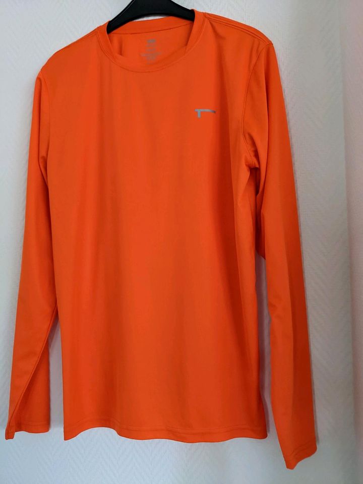 Trainingsshirts orange Größe M in Berlin