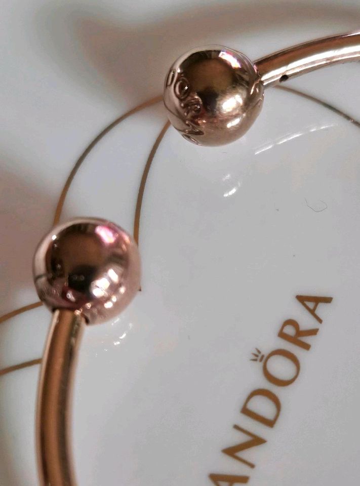 Pandora Rosegold Armreif mit einem Rosegold Charm in Uelzen