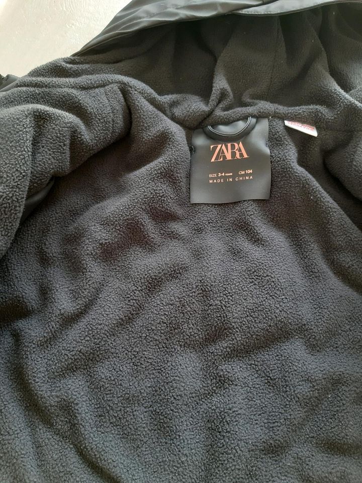 Gummierte Jacke von Zara in Gr. 104 in Marburg