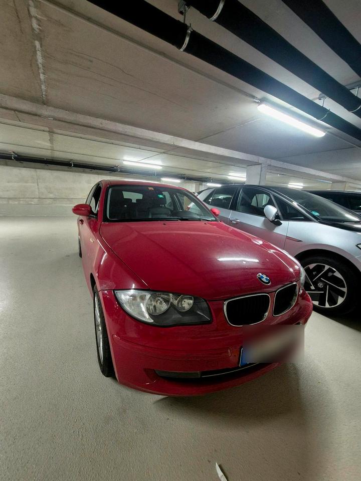 BMW 1er Facelift 118i 2.Hand/Leder/LED Griff/Start-Stop/SHZ/ in Allensbach