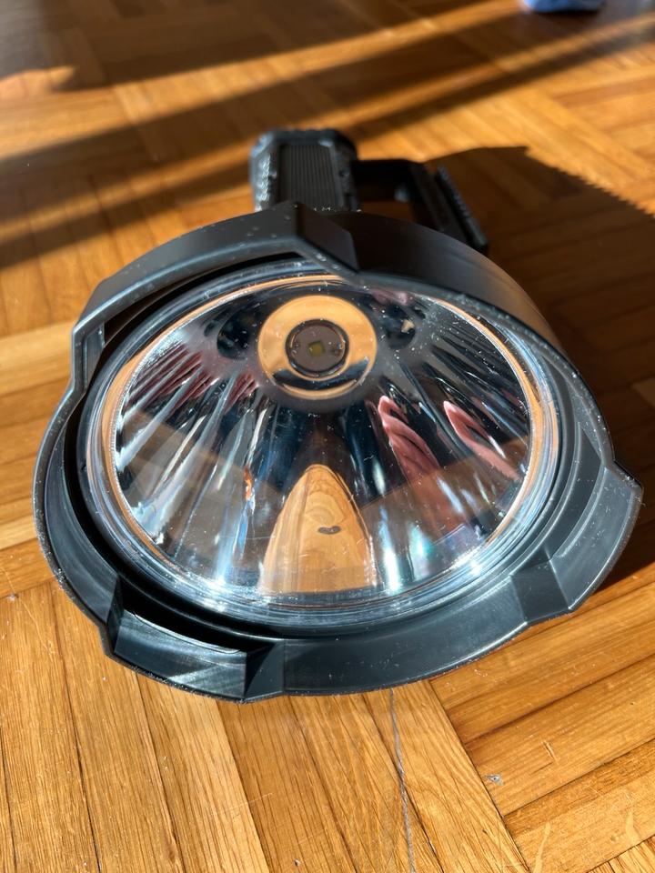 Riesen LED-Taschenlampe mit Akku und USB A und C-Anschluss in Moers