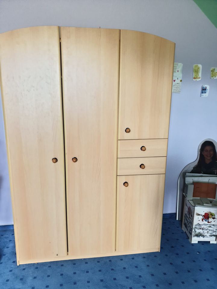 Kinderzimmermöbel (Kleiderschrank, Kommode, Regal) in Garbsen
