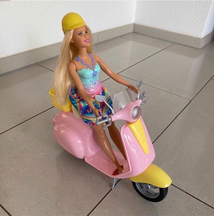 Barbie Holiday Fun Scooter Vespa in Hamm