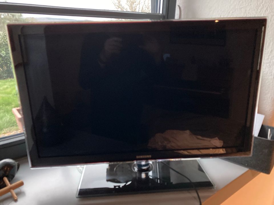 SAMSUNG Smart TV UE32D5700 mit Standfuß und Wandhalterung in Bad Münstereifel