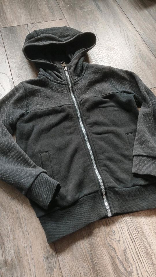 Sweatjacke Gr 116 von Bench in Calberlah