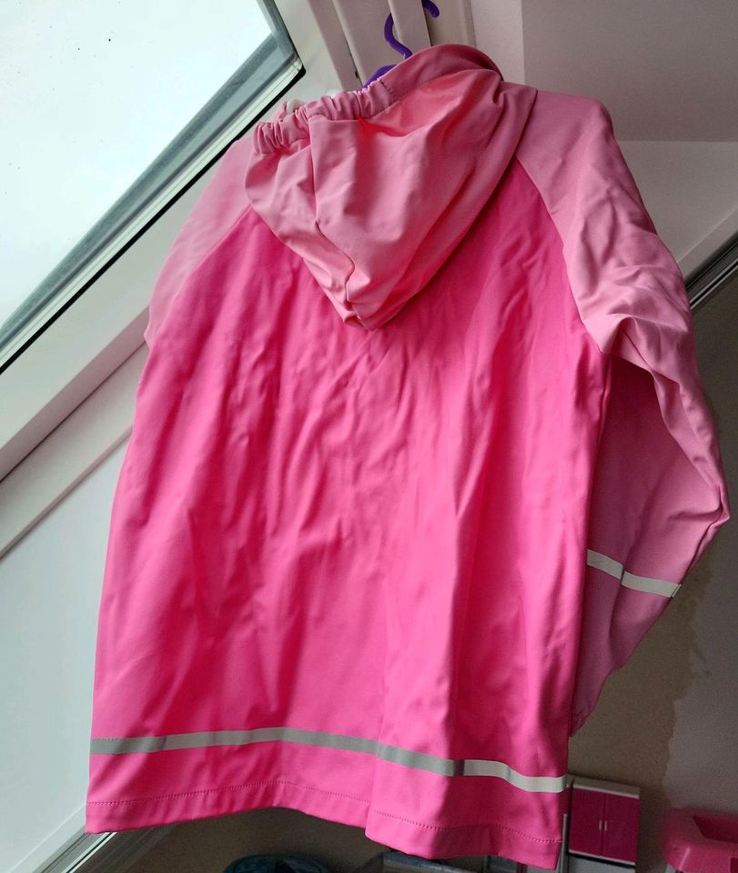 Regenjacke mit Kapuze und Taschen, Größe 116 in Ducherow