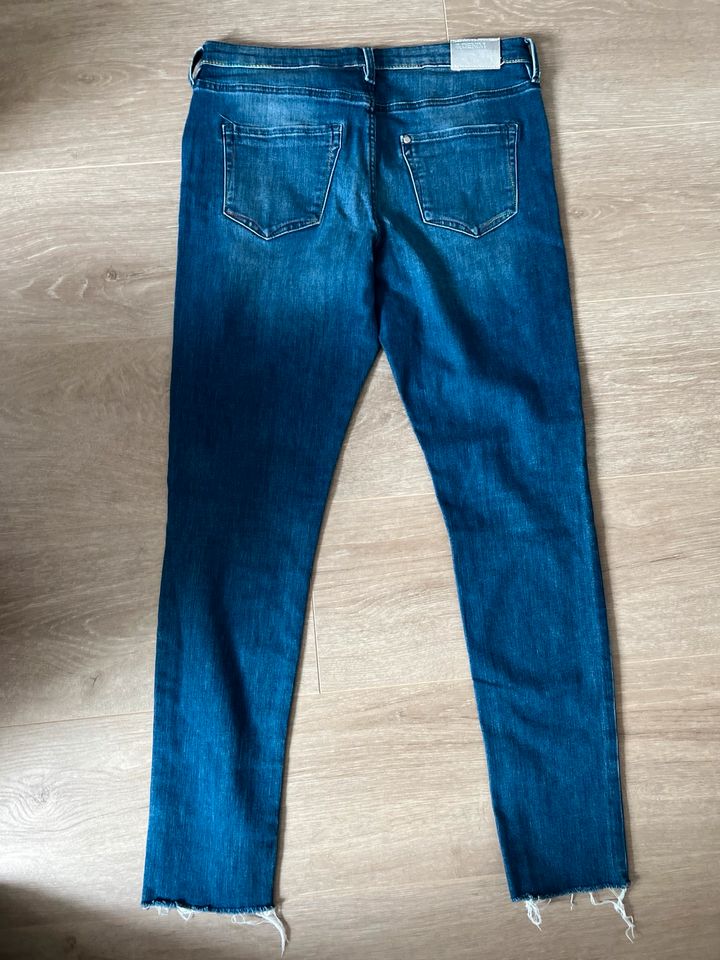 Blaue Jeans mit Löchern in Hamburg