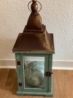 Shabby Chic Laterne aus Holz und Metall mit Dekokugel, Patina Niedersachsen - Ganderkesee Vorschau