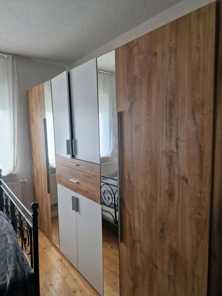 Kleiderschrank. Der Schrank ist groß in Bonn