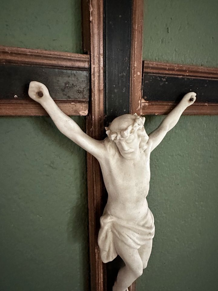 Holz Kreuz mit Porzellan Jesus in Landsberg (Lech)
