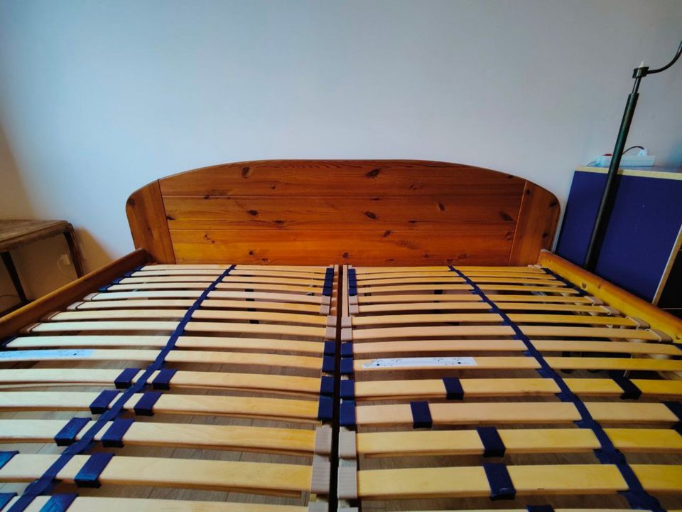 Doppelbett aus Vollholz in Bielefeld