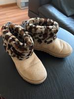 UGG Boots mit Leoparden-Fellbesatz Baden-Württemberg - Aalen Vorschau
