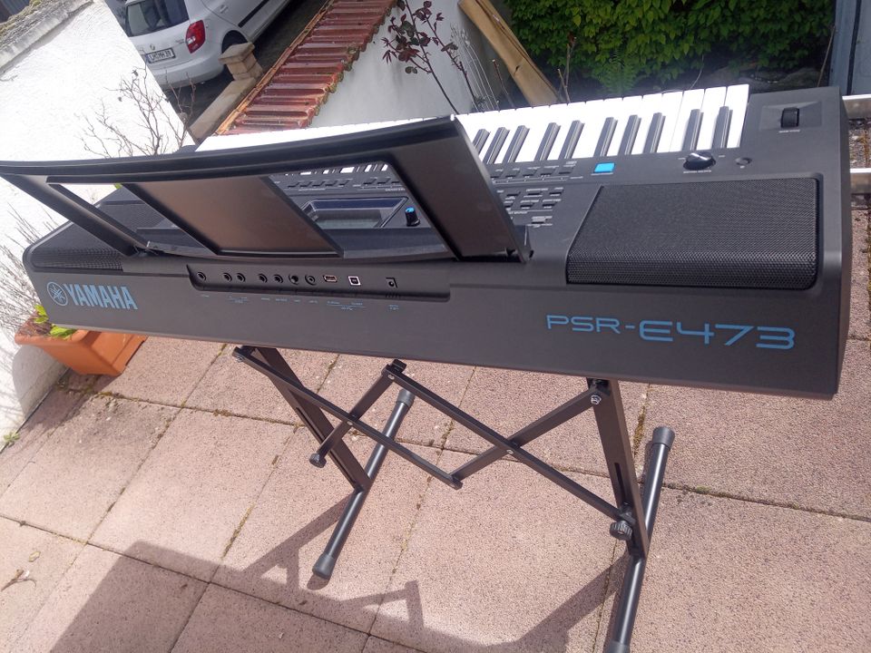 neuwertiges JAMAHA Keyboard PSR-E473 in Limburg