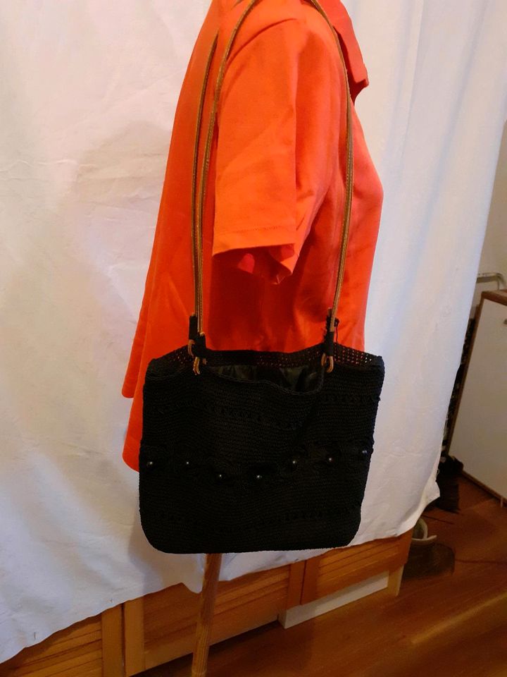 Damentasche schwarz mit Lederriemen in Fraunberg