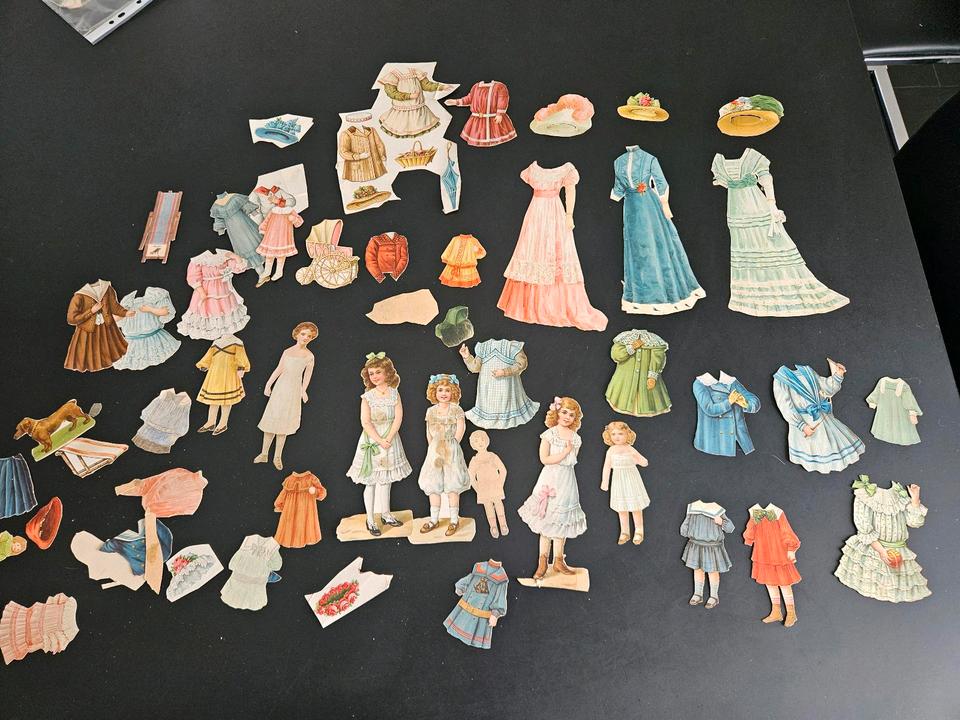 Alte Anziehpuppen aus Papier, über 100 Jahre alt, sehr selten in Rödermark