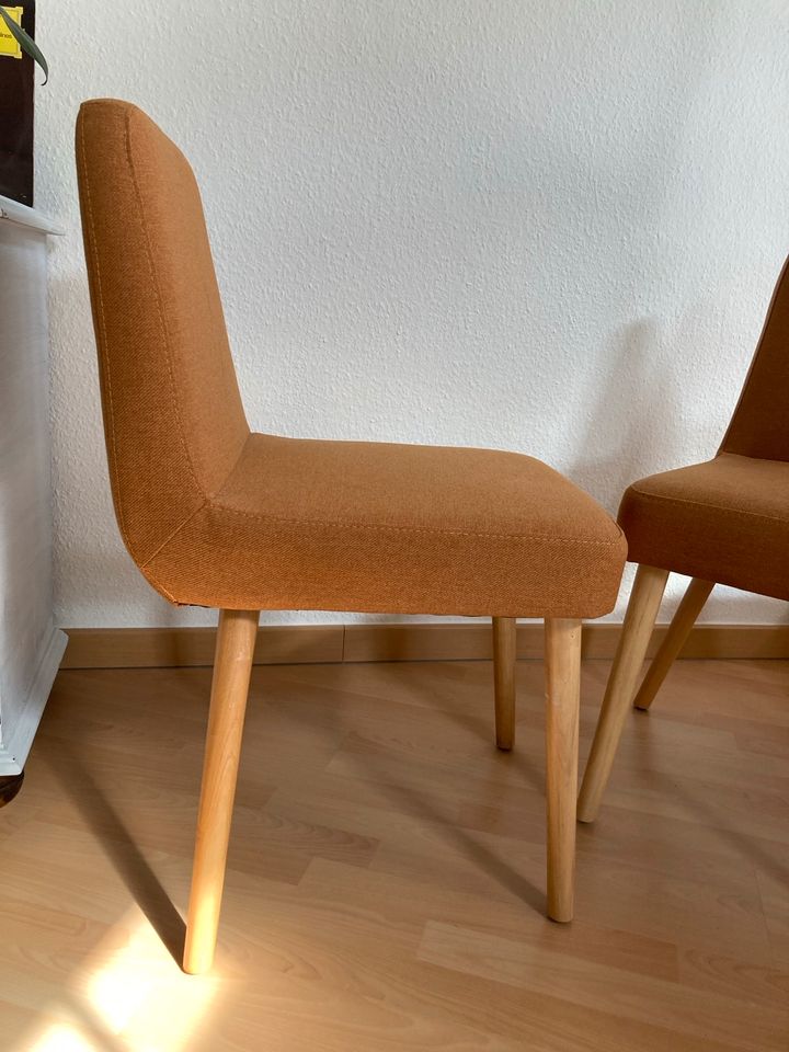 Orange Stühle in Nordhausen