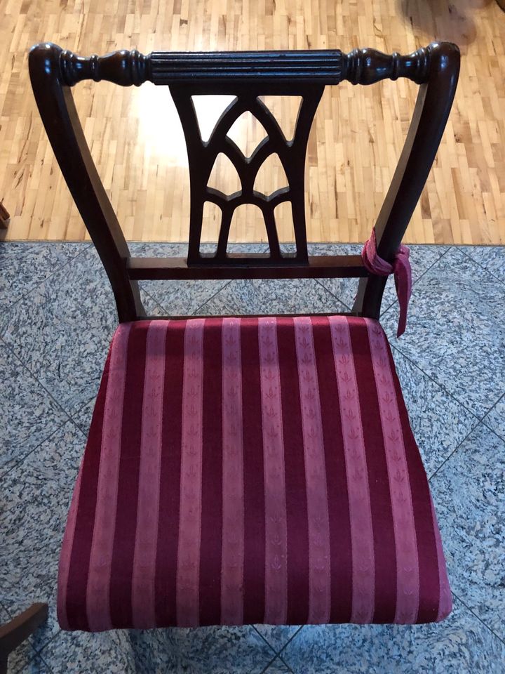 Biete Antike Stühle. in Freiburg im Breisgau