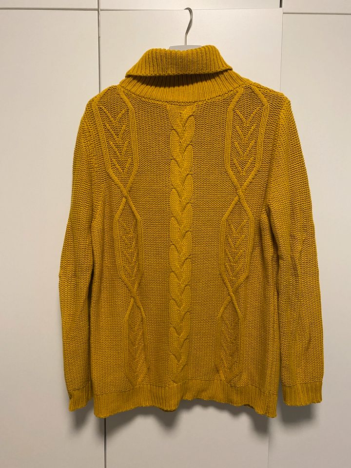 senfgelber Strickpullover mit Rollkragen und Zopfmuster von Guess in Aachen