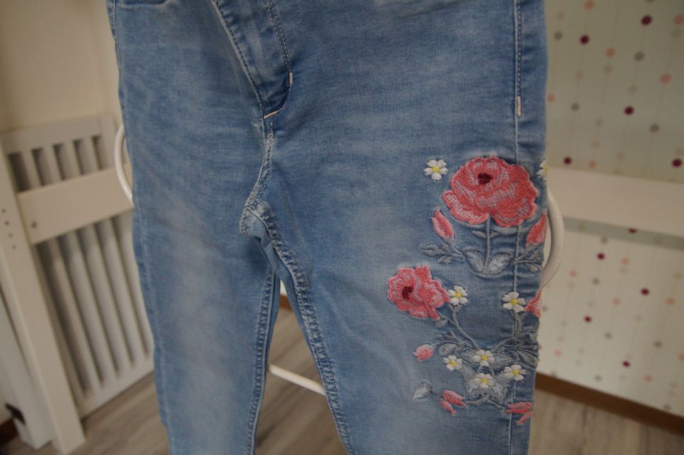 H&M Mädchen Jeanshose mit Rosenstickerei Größe 146 NEU in Dortmund