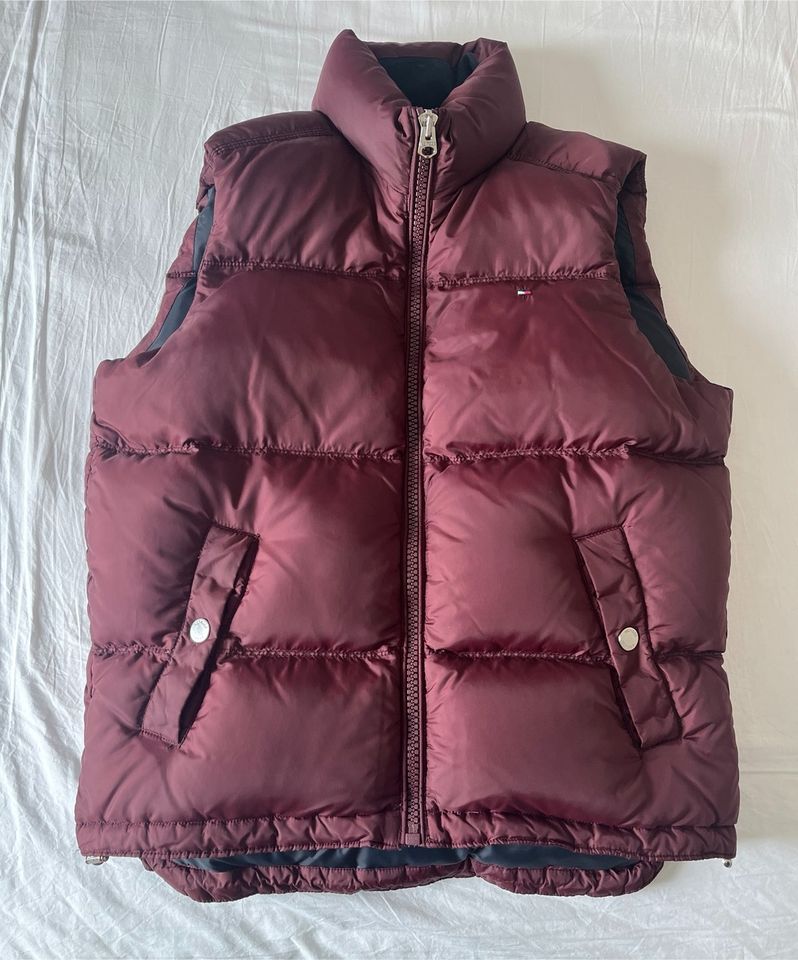 Tommy Hilfiger Daunenweste Weste Rot Bordeaux Gr. L in Weiler bei Bingen