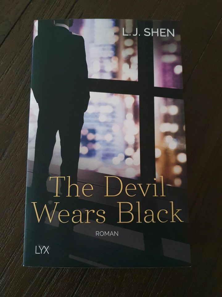 L. J. Shen - The devil wears black in Bielefeld