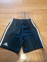 Kurze Hose Adidas Gr. 110 Berlin - Lichtenberg Vorschau