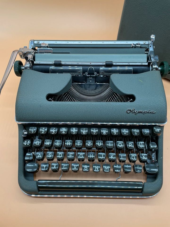 Olympia Werke AG SM2 Schreibmaschine mit Koffer Made in Germany in  Niedersachsen - Rinteln | Kunst und Antiquitäten gebraucht kaufen | eBay  Kleinanzeigen ist jetzt Kleinanzeigen