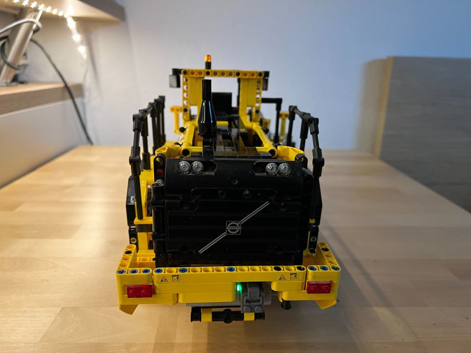 LEGO Technik SET 42030 RC Volvo Radlader in Düsseldorf