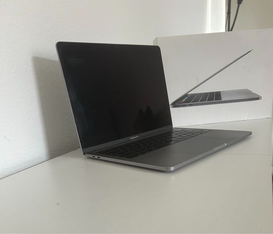 MacBook Pro 13" 2017, 512GB, Touchbar, 8GB RAM in Essen