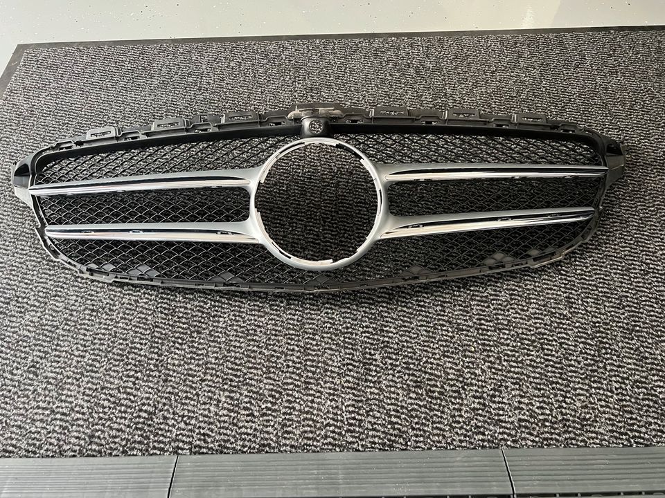 Original Mercedes Grill mit Kamera W205 top! in Barbelroth