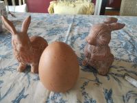 Ostern, zwei Osterhasen mit Osterei Kr. München - Putzbrunn Vorschau