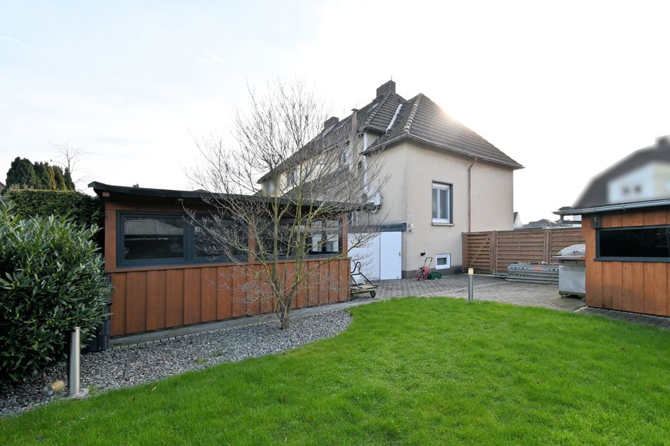 Wohnen im schönen Werries:  Modernisiertes Reihenendhaus mit großem Grundstück,  Pool und Garage in Hamm