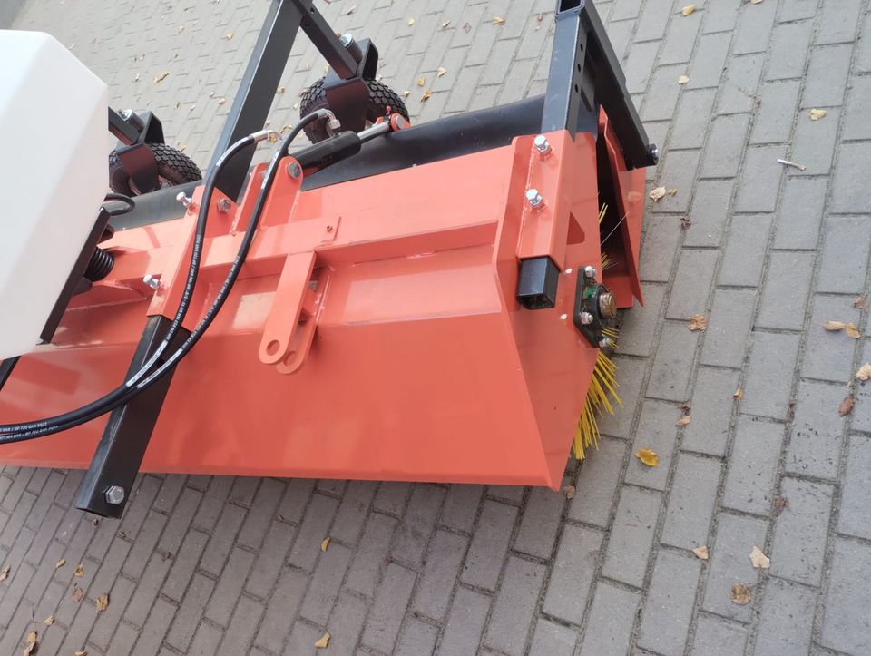 Kehrbürste Kehrmaschine mit Wasser 2,0 m Traktor Stapler Euro in Berlin