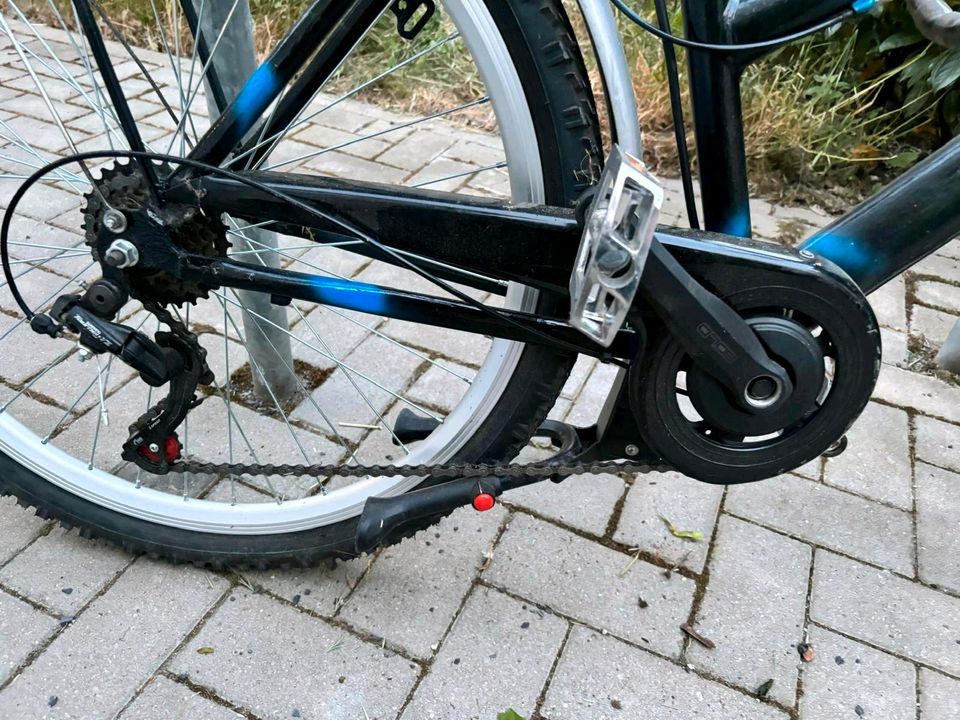 Handgemachtes Fahrrad mit Batterieantrieb und Korb vorne in Berlin