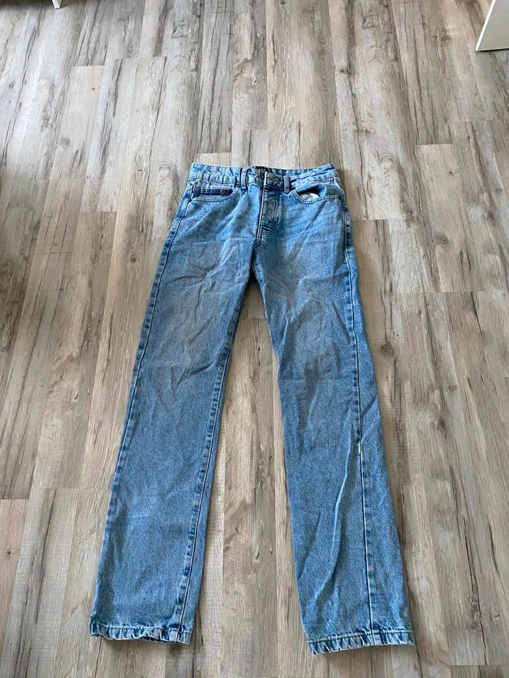 Jeans von BooHooMen wide leg Gr. 28 in Oldenburg