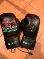 Boxhandschuhe mit Unterschrift von Regine Halmich Nordrhein-Westfalen - Korschenbroich Vorschau