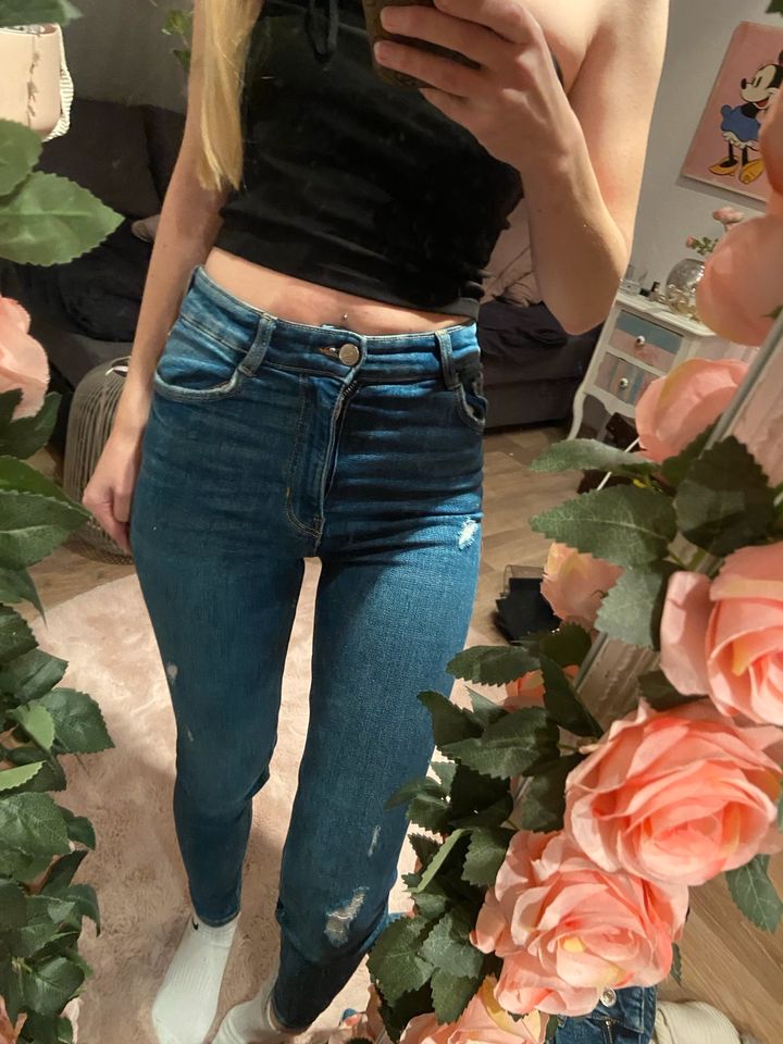 Zara enge Jeans mit kleinen Löchern, high waist in Borken