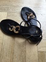 Edle Sandalen, Flats Schuhe schwarz Gold Thongs 39 Frankfurt am Main - Sachsenhausen Vorschau