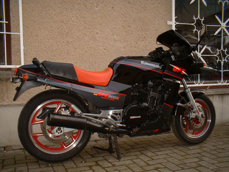 Kawasaki GPZ 900 R in schönem Originalzustand in Aschersleben