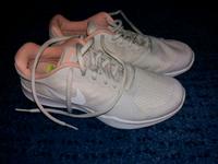 Nike Sneaker Laufschuhe Hallenturnschuhe 36,5, neuwertig Hessen - Langgöns Vorschau